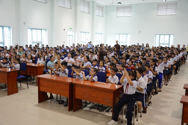 Giving gift portions to pupils on the occasion of Mid-Autumn Festival